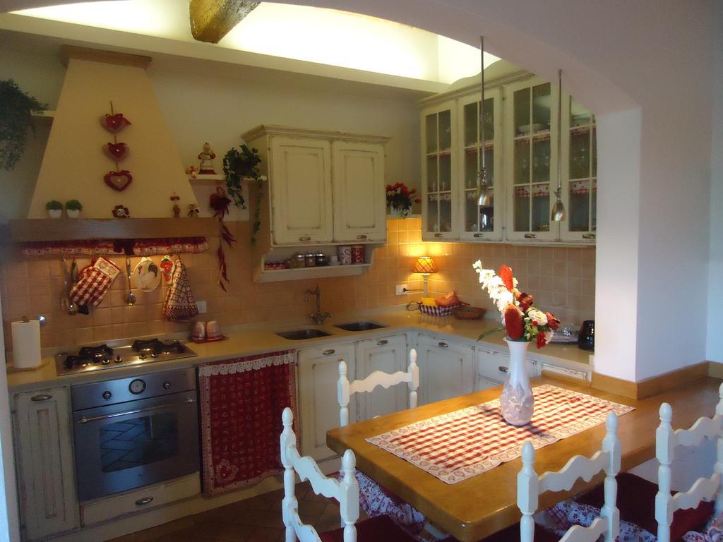 Suite "La Badia" Scandicci Szoba fotó